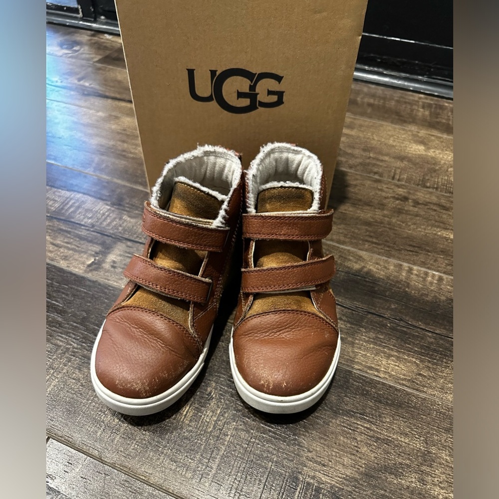 UGG Boys shoes - Picture 1 of 6